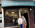 Bild: Christian Charisius/dpa
Franz Stenzel und Ute Bickeleit stehen vor dem „Spezial Herren-Friseur“. Schon 1906 gab es in der Davidstraße 23 einen Friseursalon.