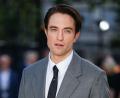 Bild: Scott A Garfitt/Invision/AP/dpa
Robert Pattinson spielt in seinem neuen Film einen moralisch zwielichtigen Moderator. (Archivbild)