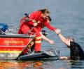 Bild: Uwe Anspach/dpa
Nicht überall sind gleich professionelle Retter zur Stelle, um Menschen aus einer Notlage im Wasser zu befreien (Archivbild)
