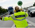 Bild: Sven Hoppe/dpa
Die Polizei stoppt einen Holztransporter mit knapp 20 Tonnen Überladung. (Symbolbild)