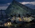 Bild: Gian Ehrenzeller/KEYSTONE/dpa
Szene aus der Oper „La Traviata“ auf der Bregenzer Seebühne. (Archivfoto)
