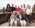 Bild: Klaus Trenz
Anna und Richard Lehner (vorne, Mitte) aus Auerbach sind seit 70 Jahren verheiratet. Zahlreiche Gratulanten feierten mit ihnen ihre Gnadenhochzeit.