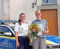Bild: -/Polizeipräsidium Oberfranken/dpa
Die Polizei ehrt die Frau (rechts) für ihre Hilfe zur Rettung eines fünf Jahre alten Jungen.