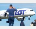 Bild: Alik Keplicz/AP/dpa
Die Maschine der polnischen Fluggesellschaft Lot musste in Mailand zwischenlanden. (Archivbild)