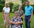 Bild: Josef Rosner
Christine Pätzold (sitzend) feierte am Donnerstag im Seniorenzentrum Theresianum in Konnersreuth ihren 90. Geburtstag. Dazu gratulierten Bürgermeister Andreas Malzer, Direktorin Theresia Popp (Mitte) und Tochter Ines. Seit zwei Jahren verbringt die Jubilarin ihren Lebensabend im Theresianum.
