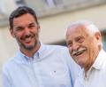 Bild: Lennart Preiss/dpa
Sie haben gut lachen: Rentner Bruno Schmaus hat dem Münchner Kommissariat eine Festnahme beschert.