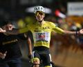 Bild: Jeff Pachoud/AFP/dpa
Tadej Pogacar triumphiert in Alpe d'Huez.