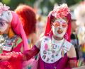 Bild: Fabian Sommer/dpa
Menschen nehmen am Drag* March auf der Straße des 17. Juni teil.