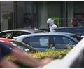 Bild: Armin Weigel/dpa
Der mutmaßliche Täter wurde von Spezialkräften abgeführt.