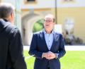 Bild: Lukas Barth-Tuttas/dpa
Auch beim Besuch des Kloster Ettals muss sich Bundesinnenminister Alexander Dobrindt (CSU) mit Fragen zur Abschiebepolitik des Bundes auseinandersetzen.