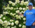 Bild: Josef Rosner
Stadtgärtner Willi Kilian geht zum 1. September nach 47 Berufsjahren in den Ruhestand, hier mit einer seiner Lieblingsblume, der Rispenhortensie.