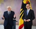 Bild: Bernd von Jutrczenka/dpa
Zur Umbildung des Kabinetts ist als Nächstes der Bundespräsident gefragt. (Archivbild)