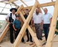 Bild: Michael Rabenhofer
Sie sind Teil der ehrenamtlichen Handwerker bei der Schlossbergkapellensanierung: Stefan und Anton Lang (von links), Lukas Graf, Martin Eichenseer mit Bürgermeister Erwin Geitner.