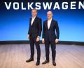 Bild: Julian Stratenschulte/dpa
Konzernchef Oliver Blume (l.) präsentiert zusammen mit seinem Finanzvorstand Arno Antlitz die Zahlen fürs erste Halbjahr. (Archivfoto)