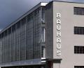 Bild: Hendrik Schmidt/dpa
Blick auf das Bauhausgebäude in Dessau-Roßlau. (Archivbild)