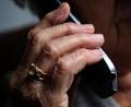 Bild: Karl-Josef Hildenbrand/dpa/dpa-tmn
Die Seniorin übergibt den Betrügern Bargeld und Wertgegenstände in einem Schuhkarton. (Symbolbild)
