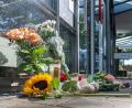 Bild: Armin Weigel/dpa
Menschen legten nach dem tödlichen Angriff Blumen und Kerzen vor der Filiale ab.