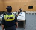 Bild: wüw
Der Angeklagte im Vordergrund ist im Prozess um den Oberpfälzer Müllskandal eine Nebenfigur. Der Hauptangeklagte steht im Hintergrund im Gespräch mit seiner Anwältin Stefanie Amann.