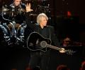Bild: Chris Pizzello/AP/dpa
Früher Schluss als geplant: Jon Bon Jovi bricht ein Konzert wegen einer Nebenhöhlenentzündung vorzeitig ab. (Archivbild)