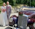 Bild: Gerhard Krones
Die Hochzeit des Jahres in Seugast: Im stilvollen Mercedes-Oldtimer wurde das Brautpaar zur Kirche St. Marien gefahren.