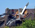 Bild: Fotoreport-DB/NWM-TV/dpa
Das Flugzeug steckte im Dach des Hauses.