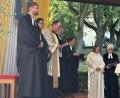 Bild: Joachim Gebhardt
Geistliche beider Konfessionen versammelten sich am Tag der Ökumene auf dem Annaberg um den Altar. Dritte von rechts ist die Predigerin Kirchenrätin Rebecca Scherf.