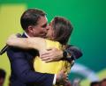 Bild: Ettore Chiereguini/AP/dpa
Flávio Bolsonaro küsst seine Frau Fernanda während des Parteitags der Liberalen Partei.