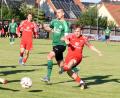 Bild: Rudi Gebert
Der SV Mitterteich besiegte am Freitag den SV Mistelgau mit 1:0. In dieser Szene versucht Marco Kießling (grünes Trikot), einen Gästespieler am Schuss zu hindern.