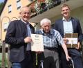 Bild: Michael Rabenhofer
Michael Landshammer bekam zum 100. Geburtstag Besuch von Riedens Bürgermeister Erwin Geitner (links) und seinem Ursensollener Kollegen Martin Fleischmann.
