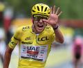 Bild: Anne-Christine Poujoulat/AFP/dpa
Tadej Pogacar zeigt fünf Finger für alle seine Tour-Siege.