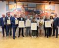 Bild: Marianne Moosburger
Strahlende Gesichter gab es am Ehrenabend bei 2.Bürgermeister Georg Götz, Georg Erras, Werner Koller, Hans Lederer, Martin Weiß, Brigitte Trummer, Bernhard Lindner mit Ehefrau Monika, Werner Wendl, Hahnbachs dritte Bürgermeisterin Evi Höllerer und Bürgermeister Dominik Sachsenhauser. (von links).
