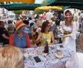 Bild: Ulla Britta Baumer
Der nahezu komplette Obere Marktplatz in Tirschenreuth war zum Open-Air-Café umfunktioniert worden. MTT-Mitglieder servierten den Kaffee in historischen Kostümen aus dem Theaterfundus.