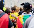 Bild: Christoph Soeder/dpa
Nach dem Anschlag am Rande des CSD in Berlin trauern viele Menschen, unter anderem vor dem Brandenburger Tor.