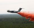 Bild: Abdul Saboor/Pool Reuters/AP/dpa
Ein Airbus A400M wirft Löschmittel über dem Waldbrand nahe Lacanau ab.