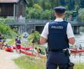 Bild: Peter Kneffel/dpa
Mit dem Schlauchboot auf der Isar zu fahren ist beliebt - kann aber nicht ganz ungefährlich sein. (Archivbild)