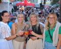 Bild: Josef Rosner
Einen mediterranen Sommerabend erlebten die Besucher des Marktplatzfest am Samstagabend in Mitterteich. Zu einer lauschigen Nacht gehören kühle Drinks, wie sie die vier jungen Damen sichtlich genießen.