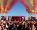 Bild: Helmut Kunz
Feuerfontänen, Rauch- und Nebeleffekte sorgen am Samstag für Festivalatmosphäre auf dem Neuen Festplatz in Weiden.