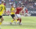 Bild: Hubert Ziegler
Fernando Rösler (links) vom FC Amberg attackiert in dieser Szene Franz Wendl von der SpVgg Lam.