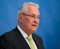 Bild: Sven Hoppe/dpa
Der Bayerische Innenminister Joachim Herrmann (CSU) will die Sicherheitskonzepte der bayerischen CSDs überprüfen lassen. (Archivbild)