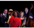 Bild: Peter Hümmer
Die Band „The Ballroomshakers“ mit Sängerin Roberta Collins.