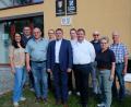 Bild: Robert Dotzauer
In der Verwaltungsgemeinschaft Kirchenthumbach gibt es einen "Regierungswechsel". Die neue Verbandsversammlung wählte den Kirchenthumbacher Bürgermeister Ewald Plößner (Bildmitte) zum neuen Vorsitzenden. Zu Stellvertretern wählte das Gremium die Bürgermeister Alexander Goller (Vorbach) und Johannes Schmid (Schlammersdorf).