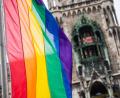 Bild: Lino Mirgeler/dpa
Als Zeichen der Solidarität wehen vor dem Münchner Rathaus Regenbogenflaggen. (Archivbild)