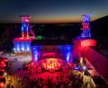 Bild: Michel Grüner / Förderverein Maffeispiele
Das Classic-Rock-Festival G:O:A findet auf dem Gelände des Bergbaumuseums Maffeischächte statt. Neben der Bühnenbeleuchtung werden in der Dämmerung auch die Fördertürme illuminiert.