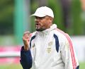 Bild: Peter Kneffel/dpa
Trainer Vincent Kompany muss sich noch gedulden, bis sein Team komplett ist.
