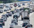 Bild: Pia Bayer/dpa
Besonders zu Beginn der Sommerferien ist die Staugefahr auf bayerischen Autobahnen groß. (Archivbild)