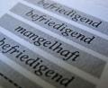 Bild: Ina Fassbender/dpa
Mit einer Fünf im Zeugnis fällt der Heimweg vielen Kindern und Jugendlichen schwer. (Symbolbild)