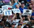 Bild: Lindsey Wasson/AP/dpa
„Do it for Jimothy“: Selbst bei einem Baseballspiel der Seattle Mariners wurde der knubbelige Waschbär gefeiert.