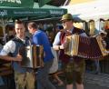 Bild: Elisabeth Dobmayer
Bastian Bäumler aus Waldthurn (links) und Armin Pösl aus Nabburg sorgten beim Dorffest in Waldau für beste Stimmung.