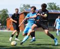 Bild: Hannah Dirscherl
Die DJK Ensdorf startet mit einem 5:2-Erfolg gegen den TSV Königstein in die Saison. Im Bild: Luca Götz (blau) trifft auf Kapitän Yannick Hutzler (schwarz).