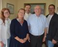 Bild: Josef Rosner
Erich Uschold (zweiter von rechts) feierte am Montag seinen 90. Geburtstag gemeinsam mit seiner Schwiegertochter Birgit, Tochter Christina, Sohn Tobias und Bürgermeister Stephan Schübel (von links).